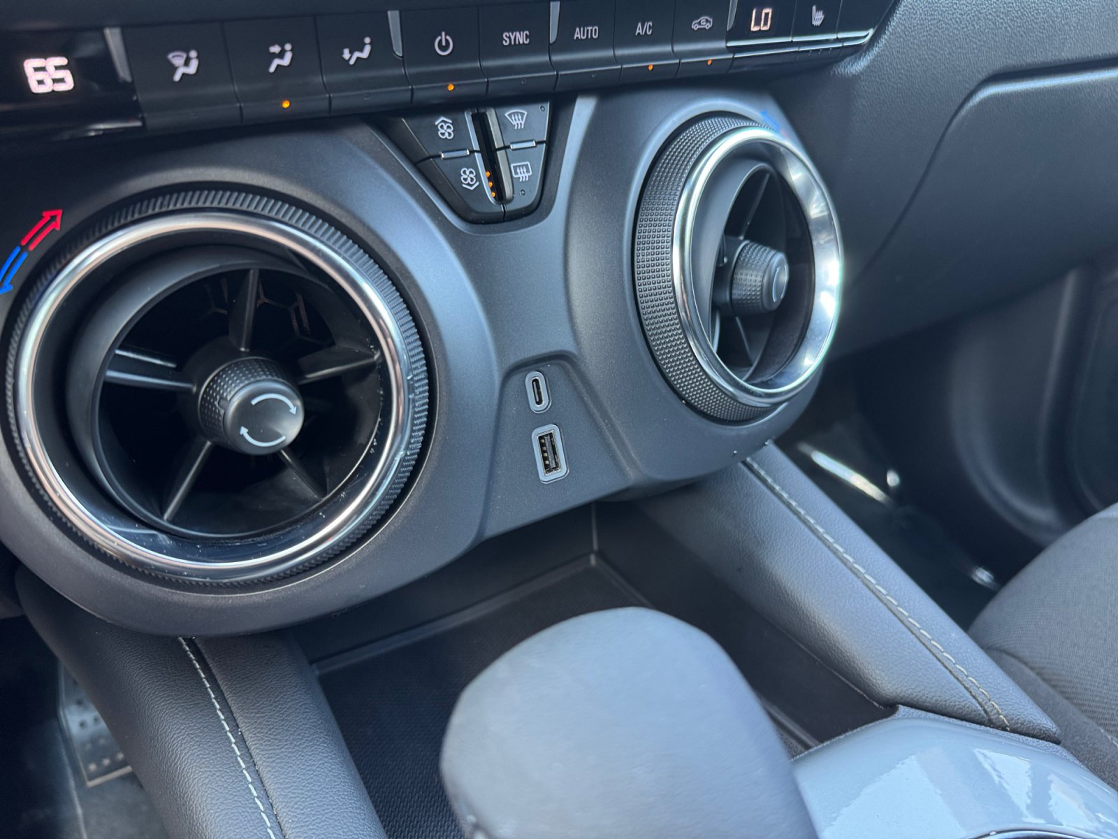 Used 2025 Chevrolet Blazer LT FWD image 21