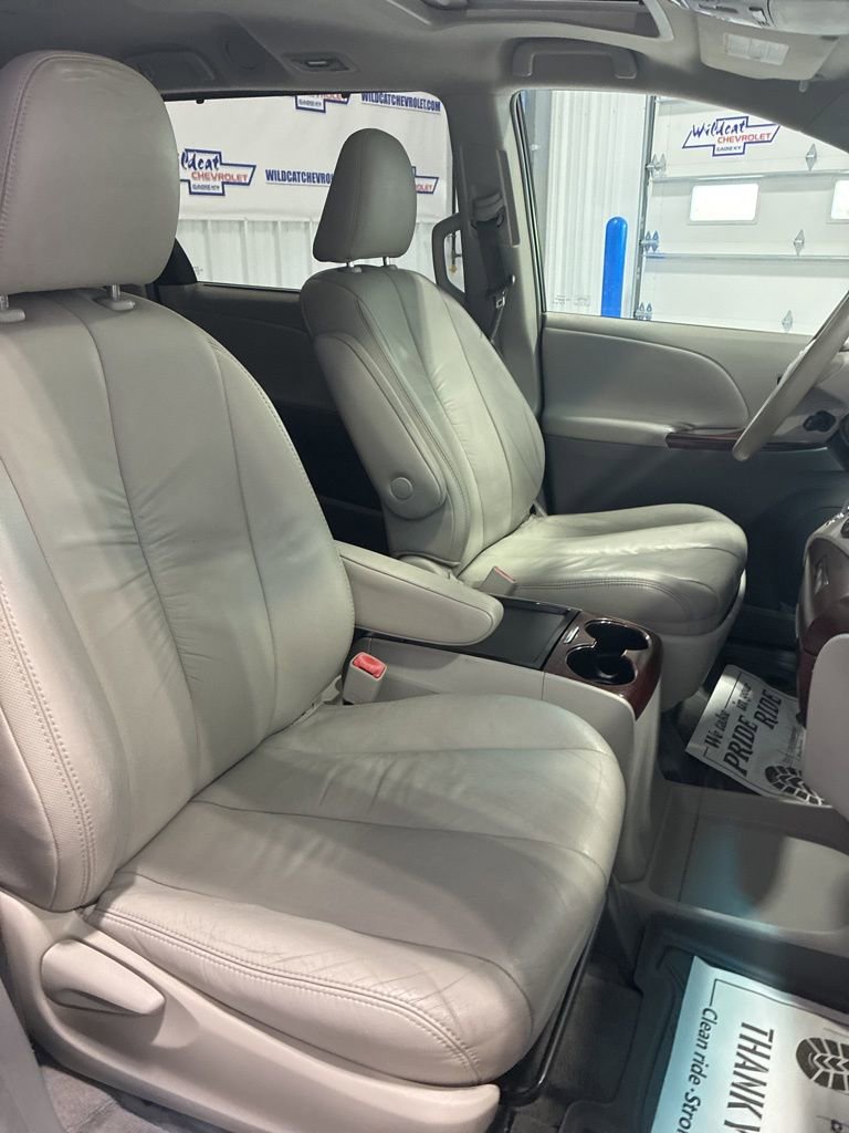 Used 2011 Toyota Sienna XLE image 35