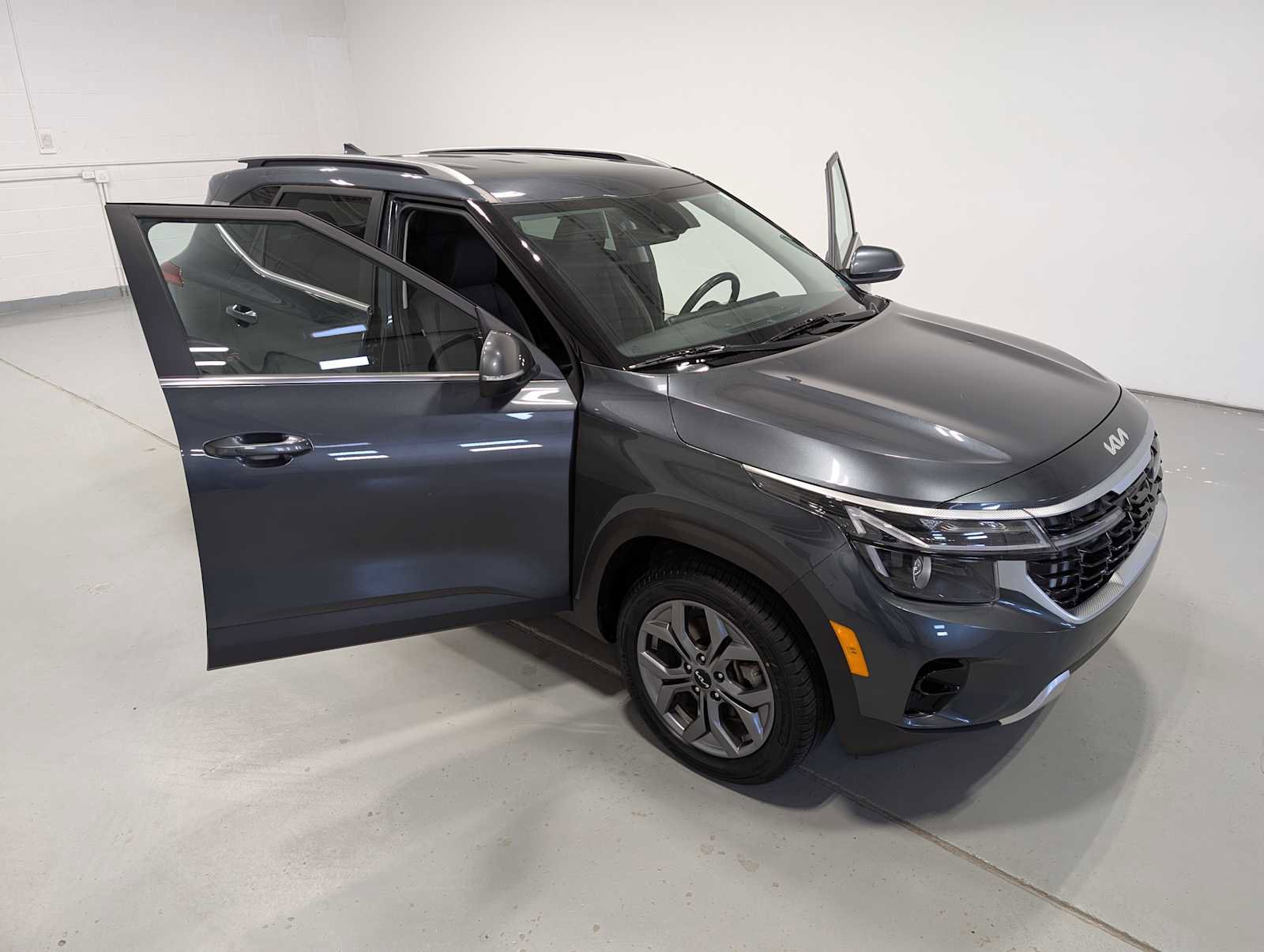 Used 2024 Kia Seltos S AWD/4WD image 16