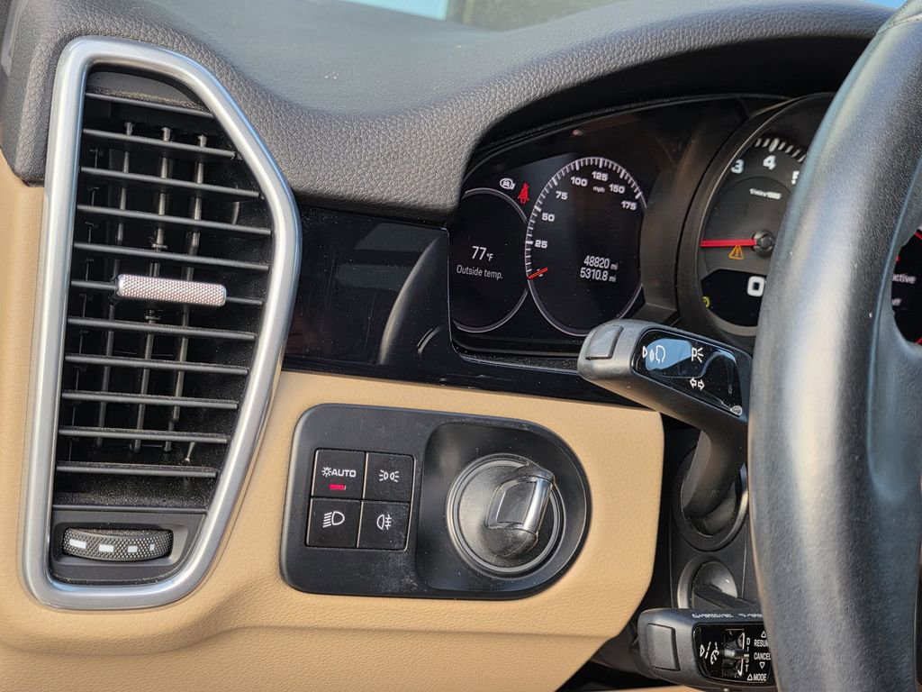 Used 2022 Porsche Cayenne image 28