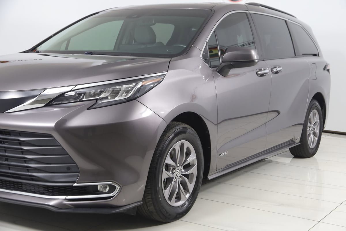 Used 2021 Toyota Sienna XLE FWD image 55
