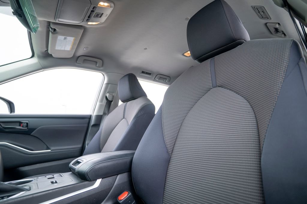 Used 2023 Toyota Highlander L image 6