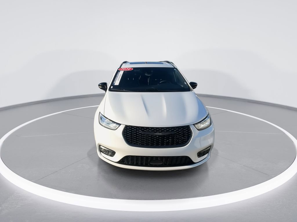 Used 2025 Chrysler Pacifica Limited image 3