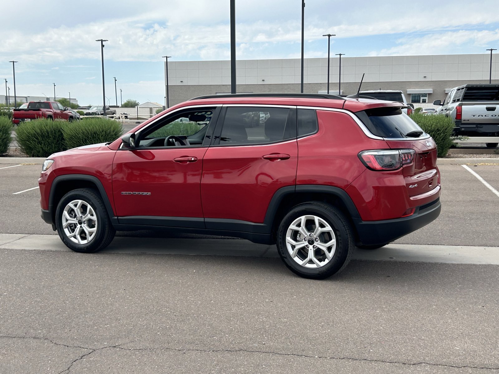 Used 2025 Jeep Compass Latitude AWD/4WD image 3