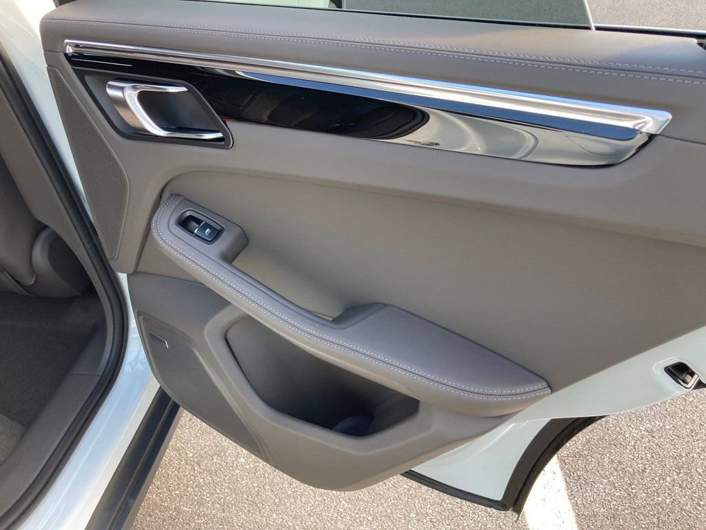 Used 2025 Porsche Macan image 24