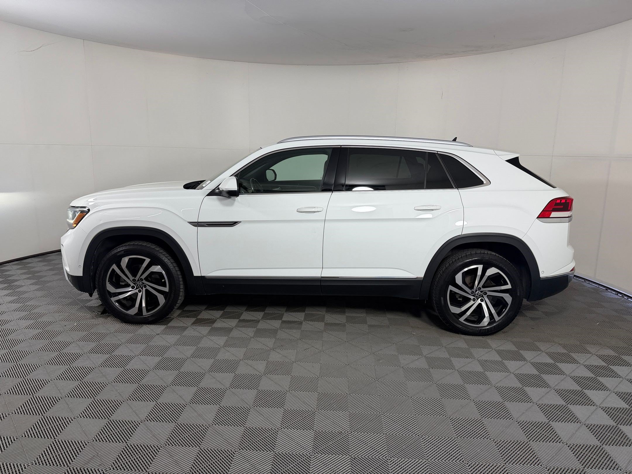 Used 2020 Volkswagen Atlas Cross Sport SEL Premium AWD/4WD image 2