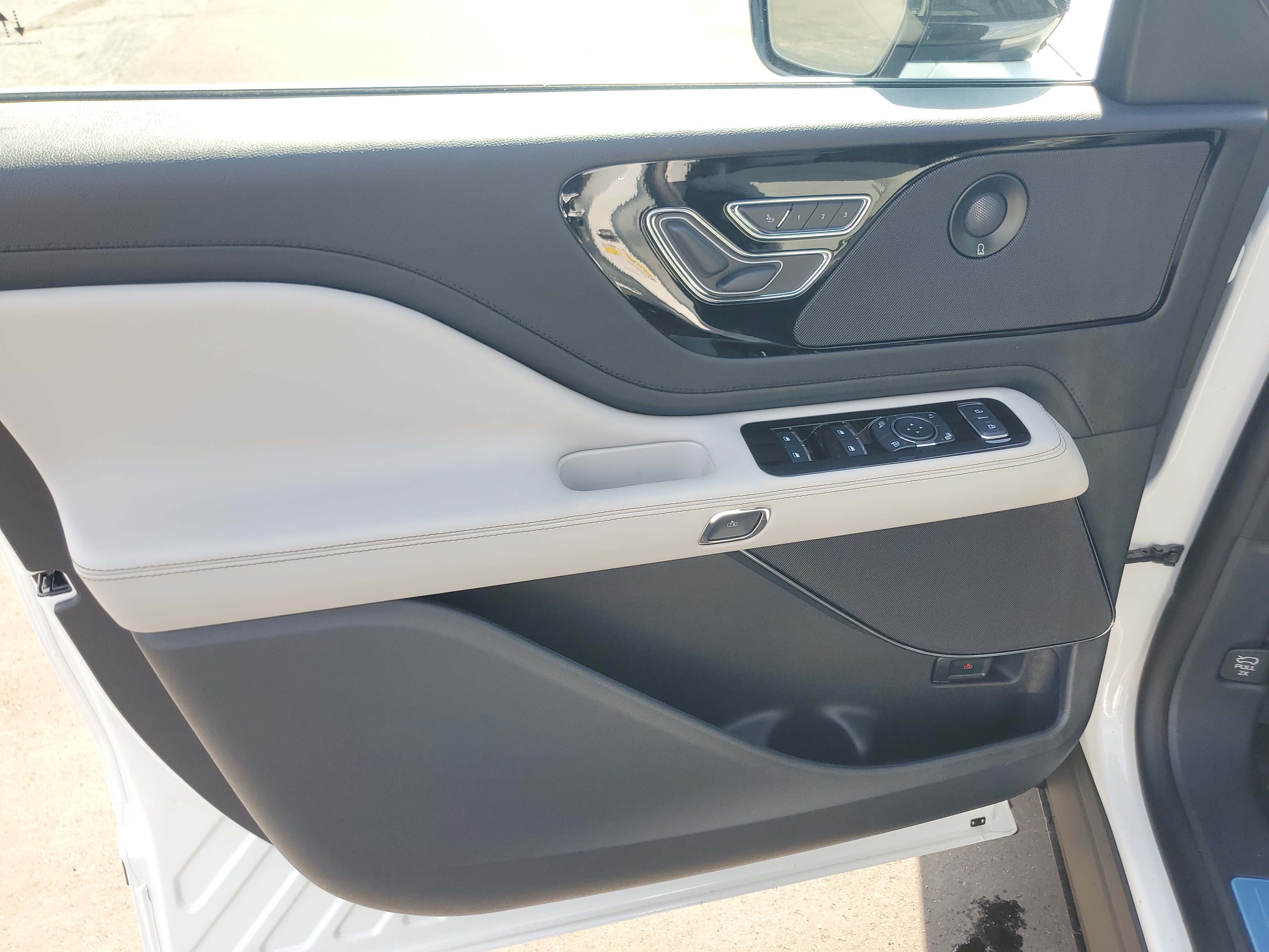 New 2027 Lincoln Aviator AWD image 8
