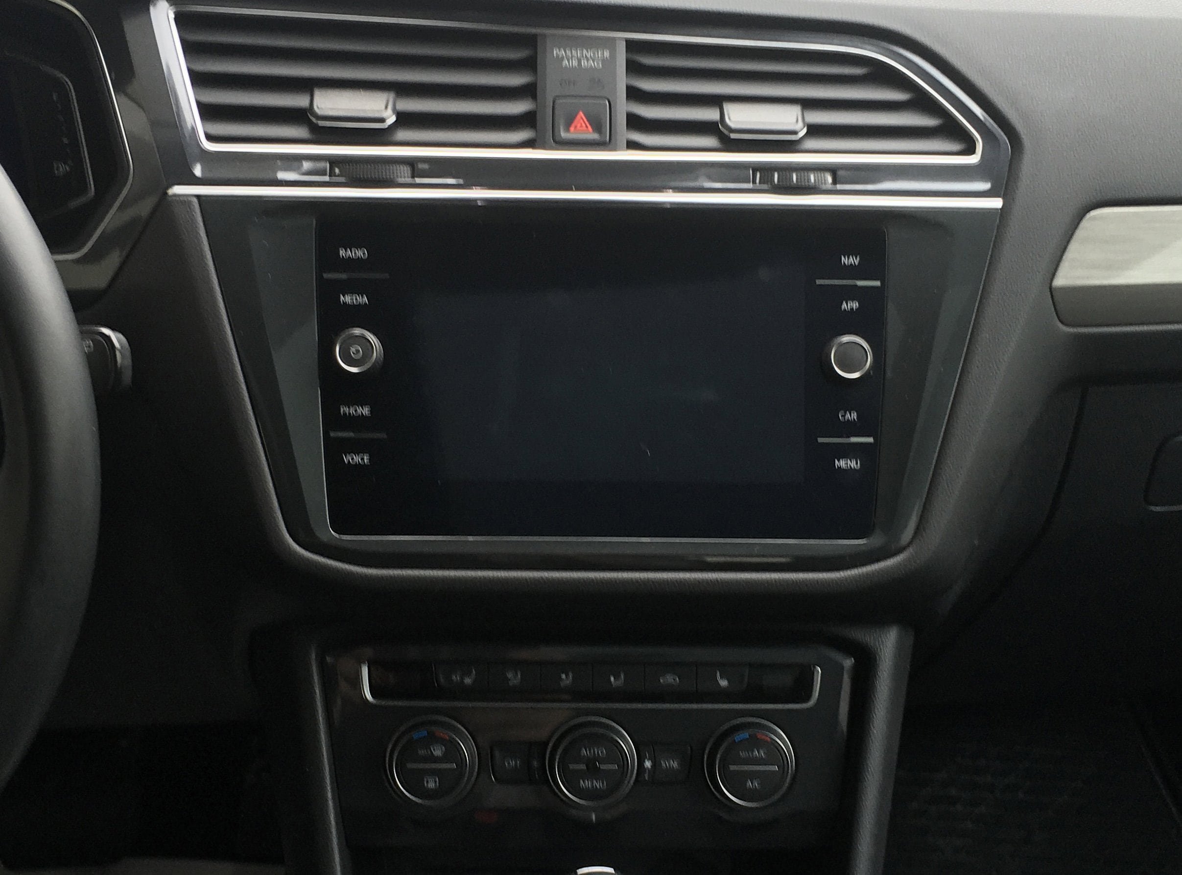 Used 2020 Volkswagen Tiguan SEL AWD/4WD image 11