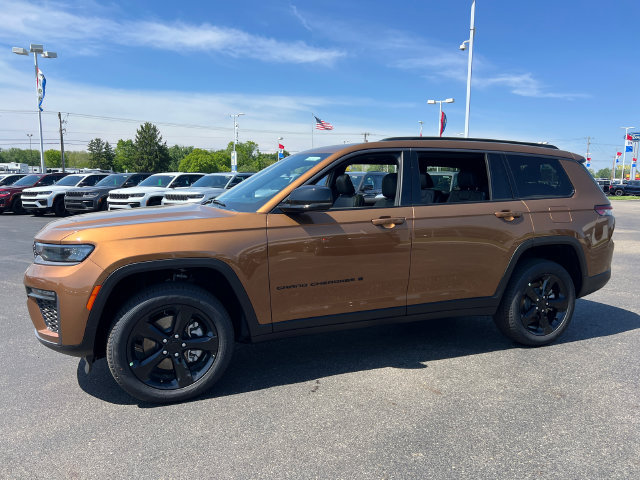 New 2026 Jeep Grand Cherokee L Limited w/ Limited Altitude Package AWD/4WD image 3