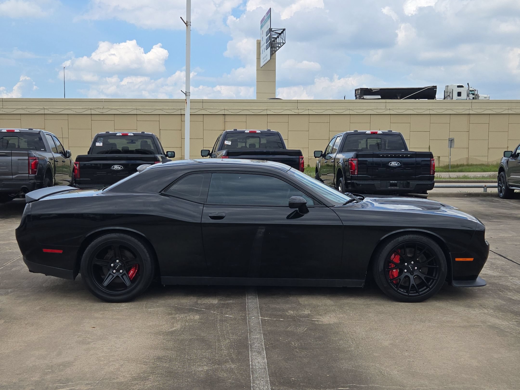 Used 2016 Dodge Challenger SRT Hellcat RWD image 2