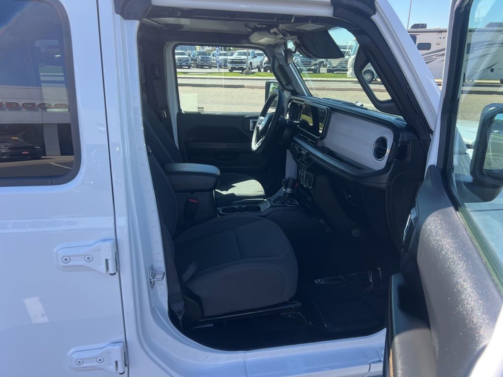 Used 2025 Jeep Wrangler Unlimited Sahara AWD/4WD image 23
