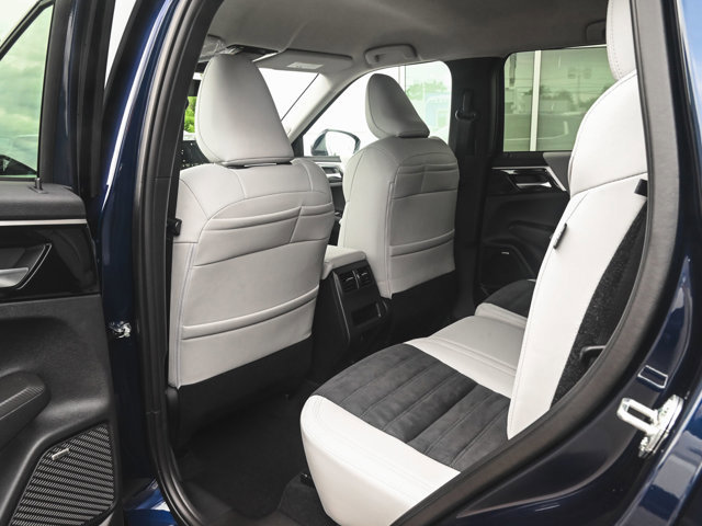 New 2025 Mitsubishi Outlander SE image 27