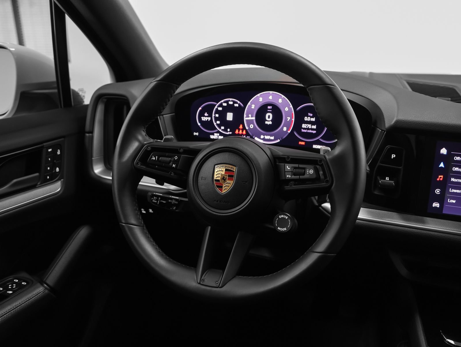 Certified 2025 Porsche Cayenne AWD/4WD image 31