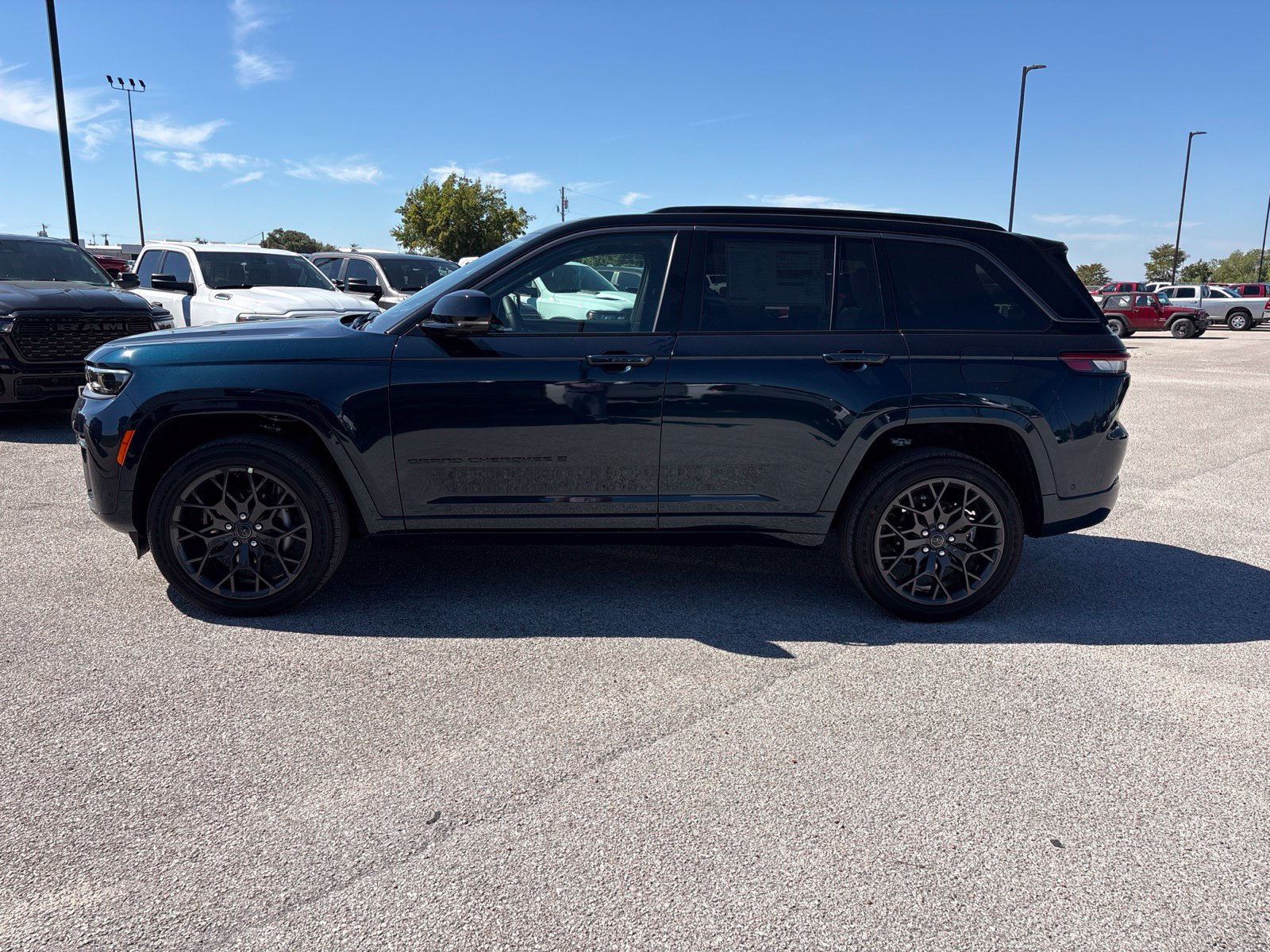 New 2027 Jeep Grand Cherokee Summit w/ Adv Protech Group IV AWD/4WD image 2