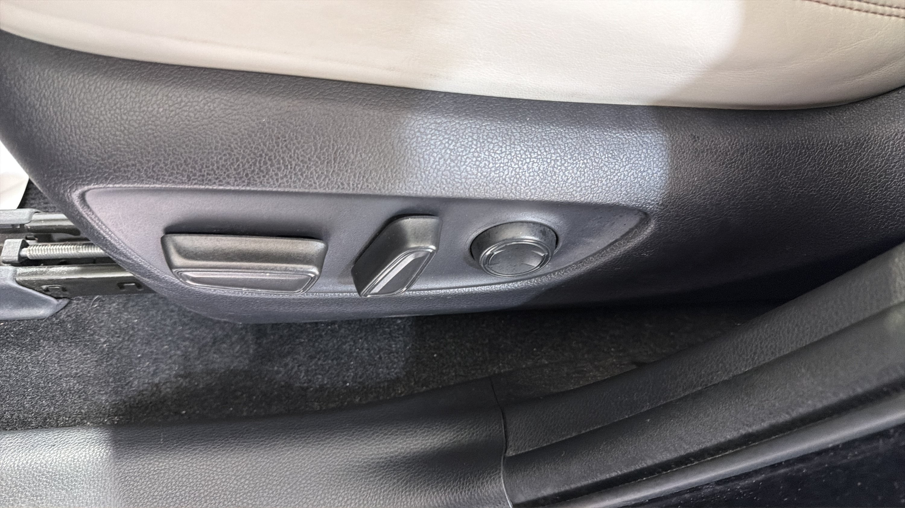Used 2019 Toyota RAV4 XLE Premium AWD/4WD image 10