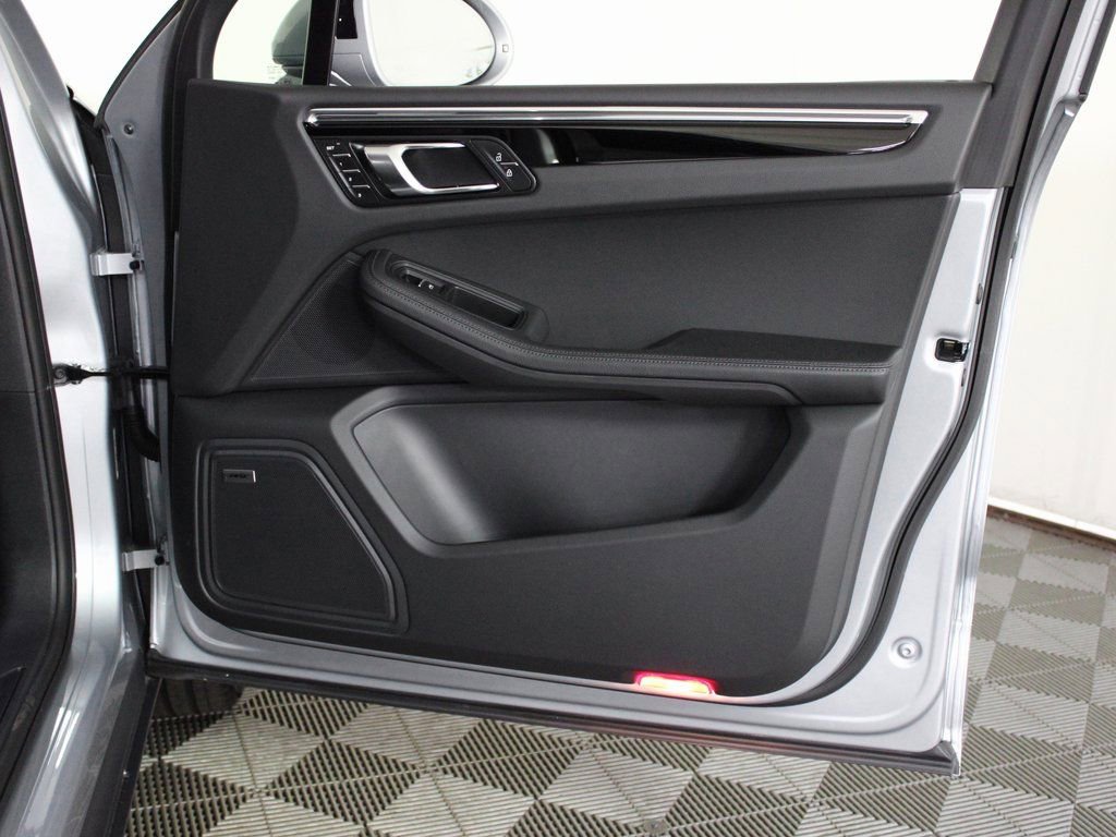 Certified 2025 Porsche Macan image 36