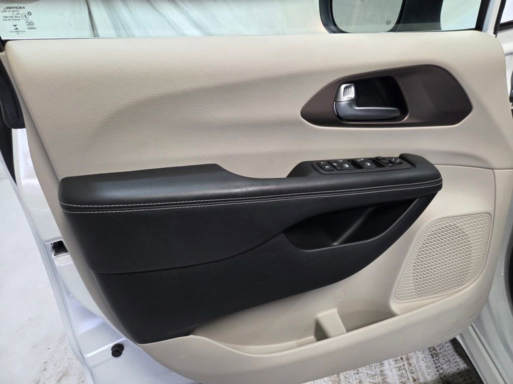Certified 2021 Chrysler Voyager L image 15
