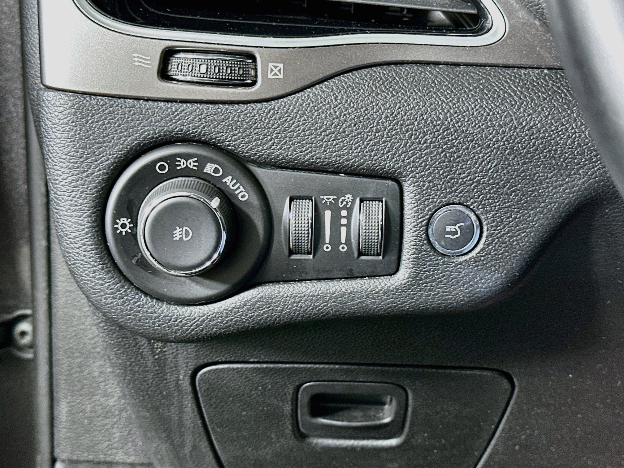 Used 2019 Jeep Cherokee Limited FWD image 17