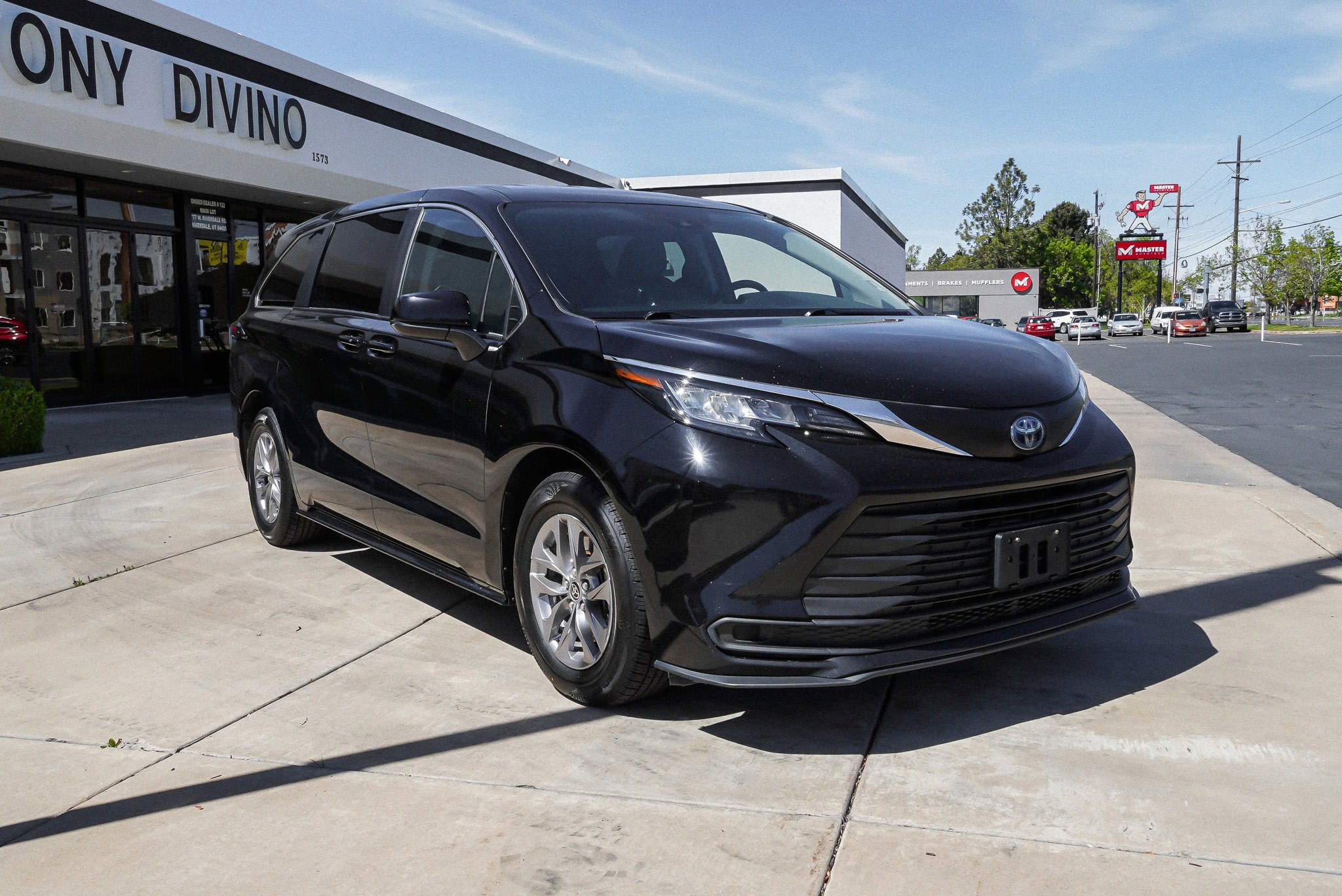 Used 2023 Toyota Sienna LE video 2