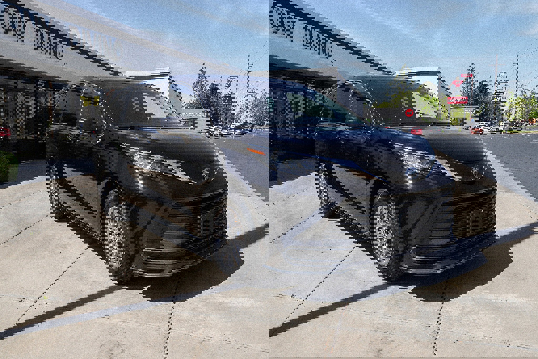 Used 2023 Toyota Sienna LE image 2