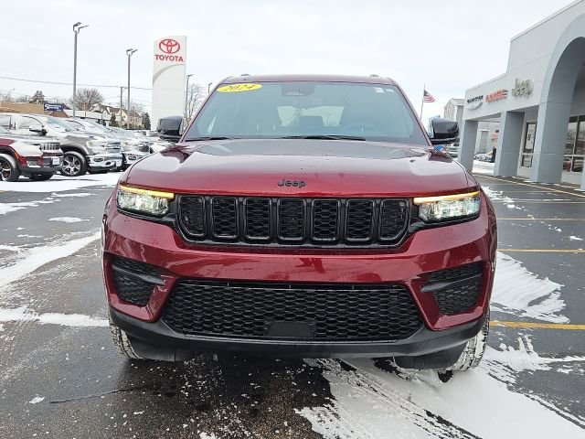 Used 2024 Jeep Grand Cherokee Altitude image 2