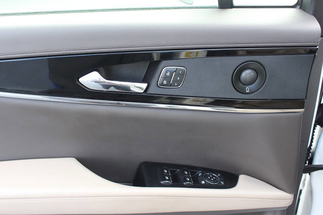 Used 2022 Lincoln Nautilus Reserve w/ Luxury Package image 13