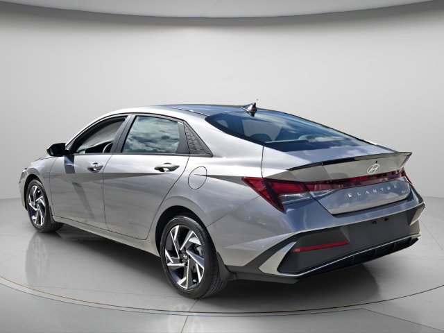 Used 2025 Hyundai Elantra Sport FWD image 4