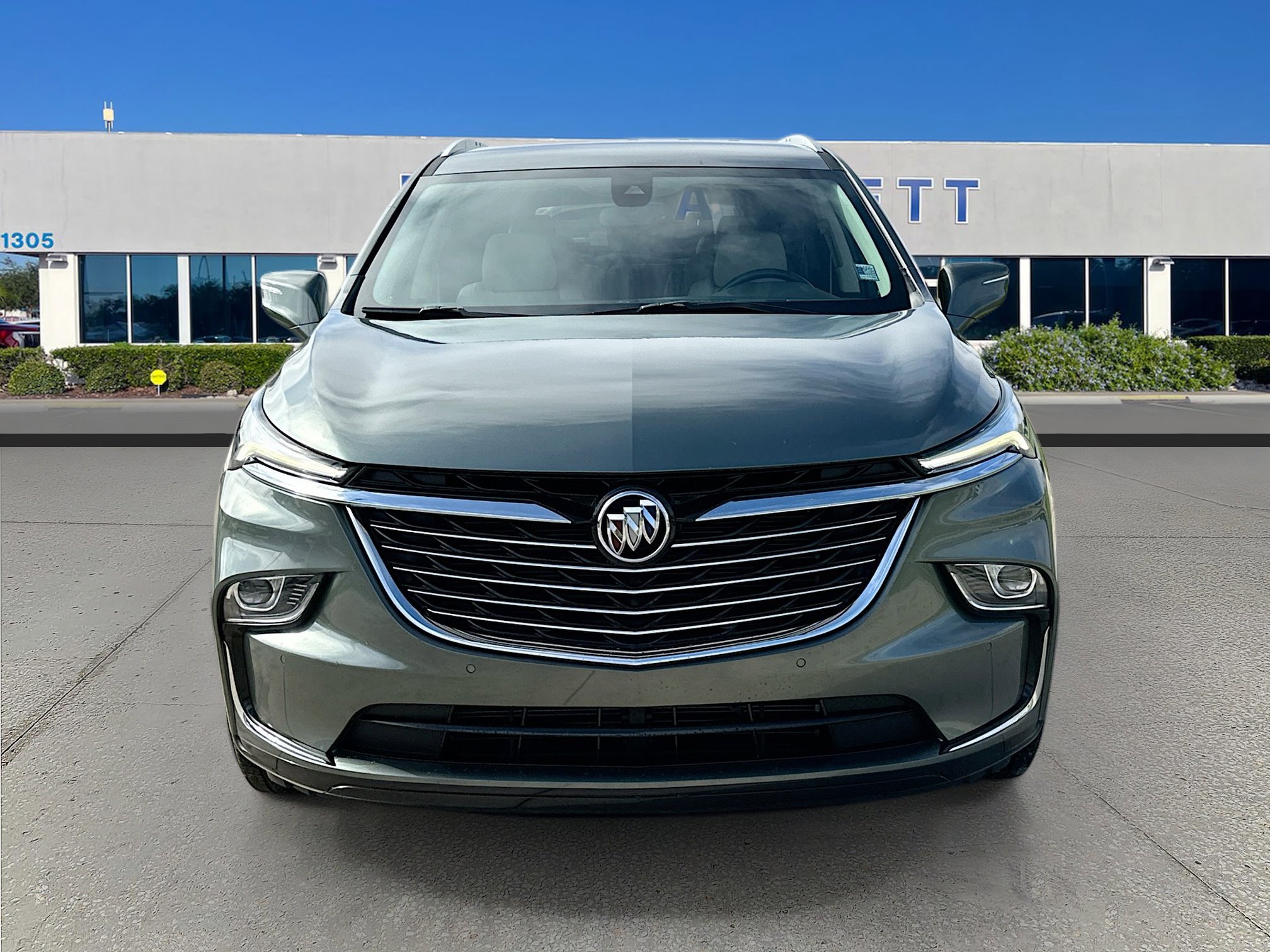 Used 2023 Buick Enclave Essence image 2