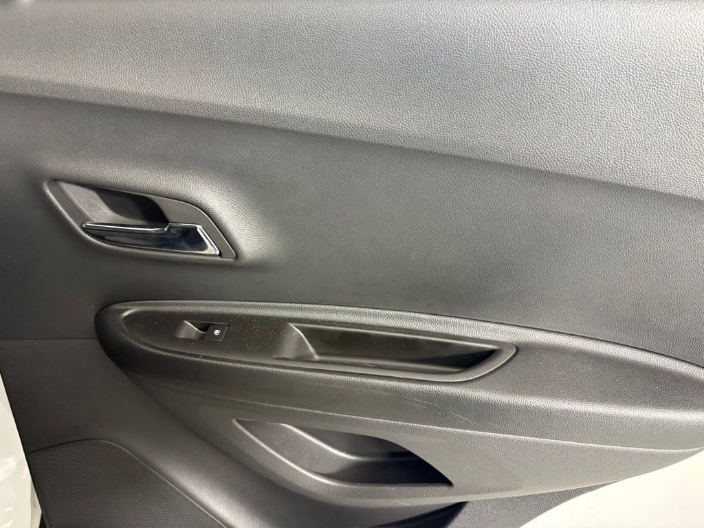 Used 2022 Chevrolet Trax LT w/ LT Convenience Package image 18