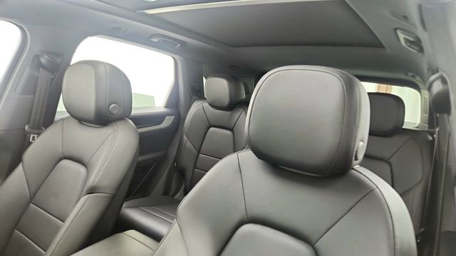 Used 2025 Porsche Cayenne w/ Premium Package image 32