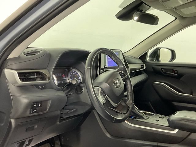 Used 2023 Toyota Highlander LE FWD image 12