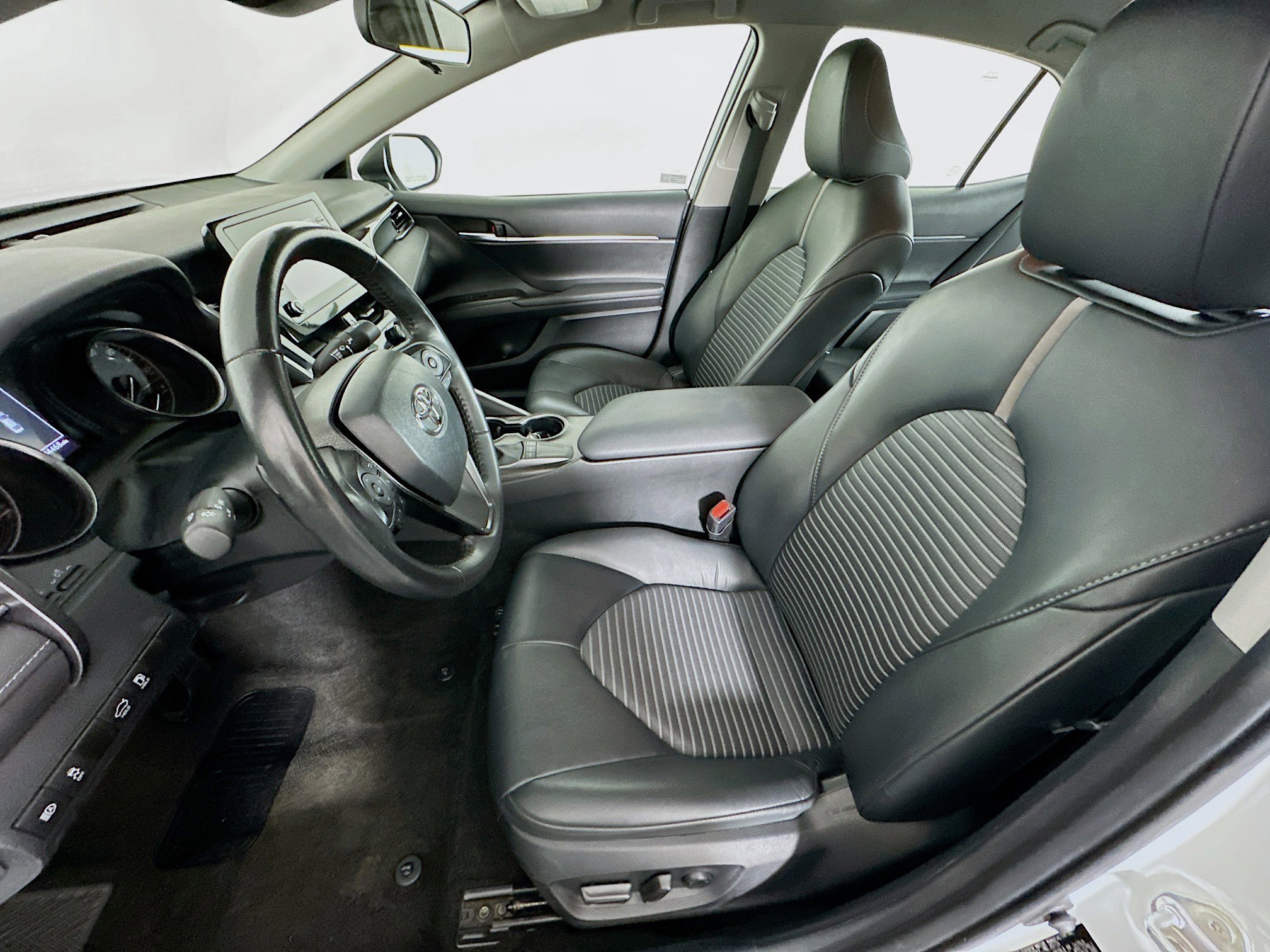 Used 2024 Toyota Camry SE image 13