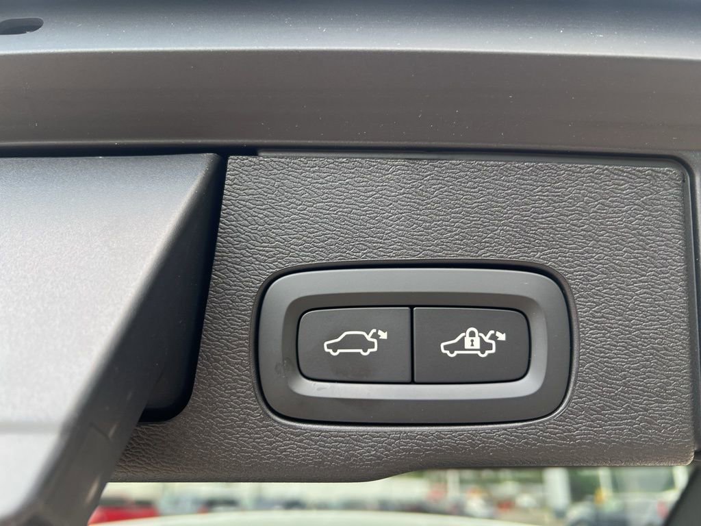 Certified 2025 Volvo XC60 T8 Plus w/ Protection Package Premier image 30