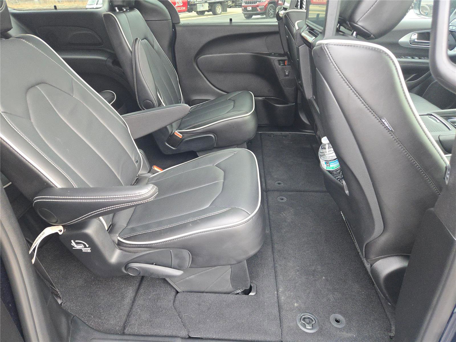 Used 2025 Chrysler Pacifica Limited w/ Uconnect Theater Family Group image 9