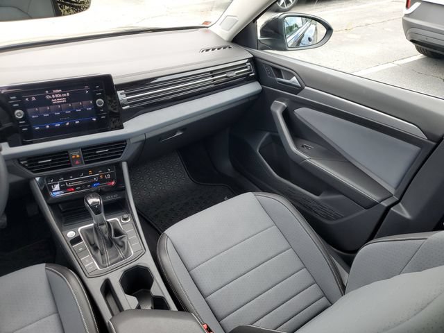 Used 2025 Volkswagen Jetta SE w/ Sunroof Package FWD image 9