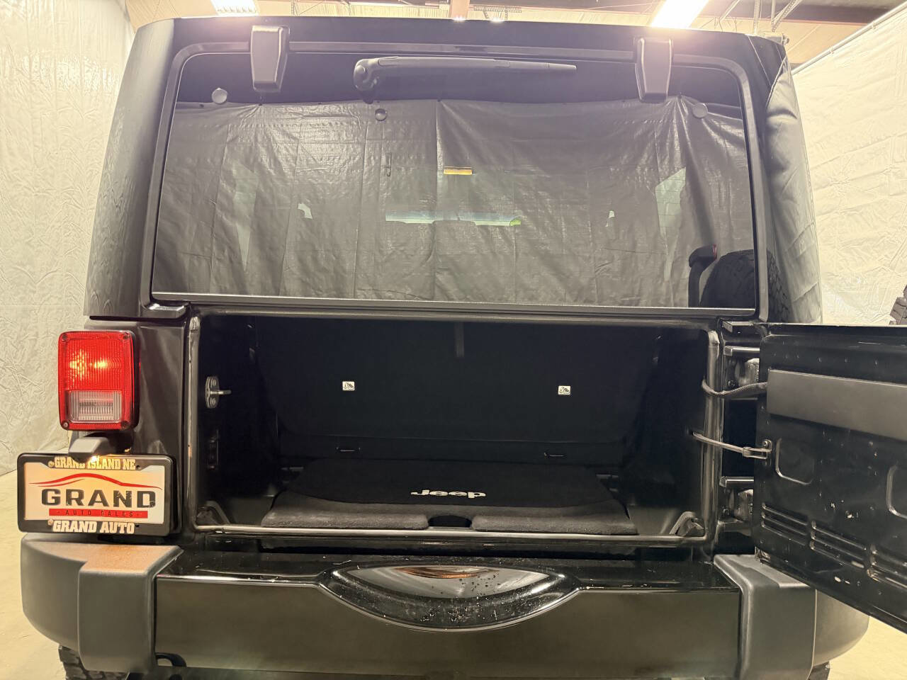 Used 2018 Jeep Wrangler Sahara w/ Connectivity Group image 22