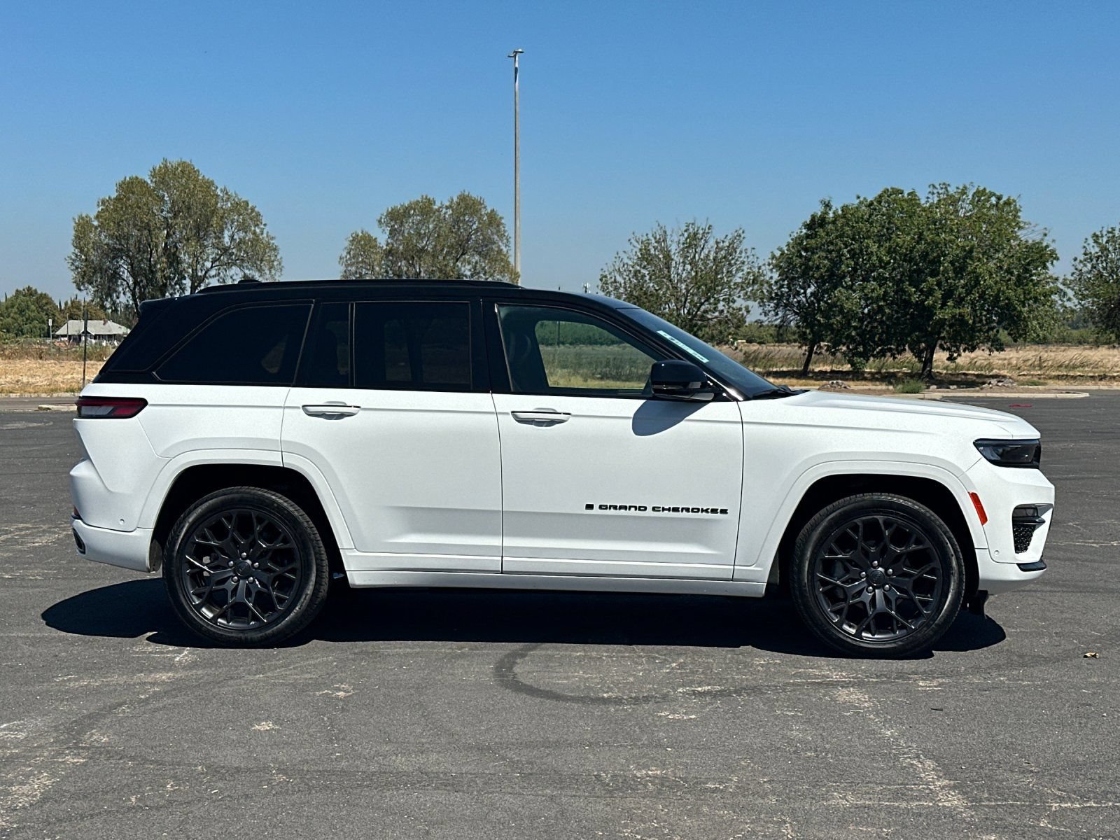 Used 2025 Jeep Grand Cherokee Summit w/ Obsidian Package AWD/4WD image 3