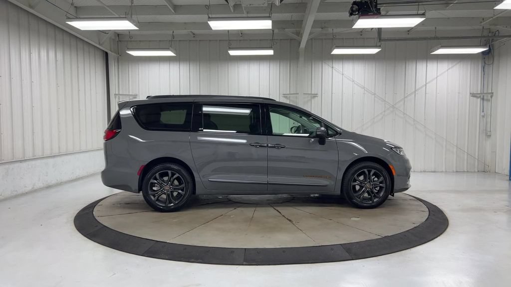 Used 2023 Chrysler Pacifica Touring-L w/ Uconnect Theater Family Group AWD/4WD image 9