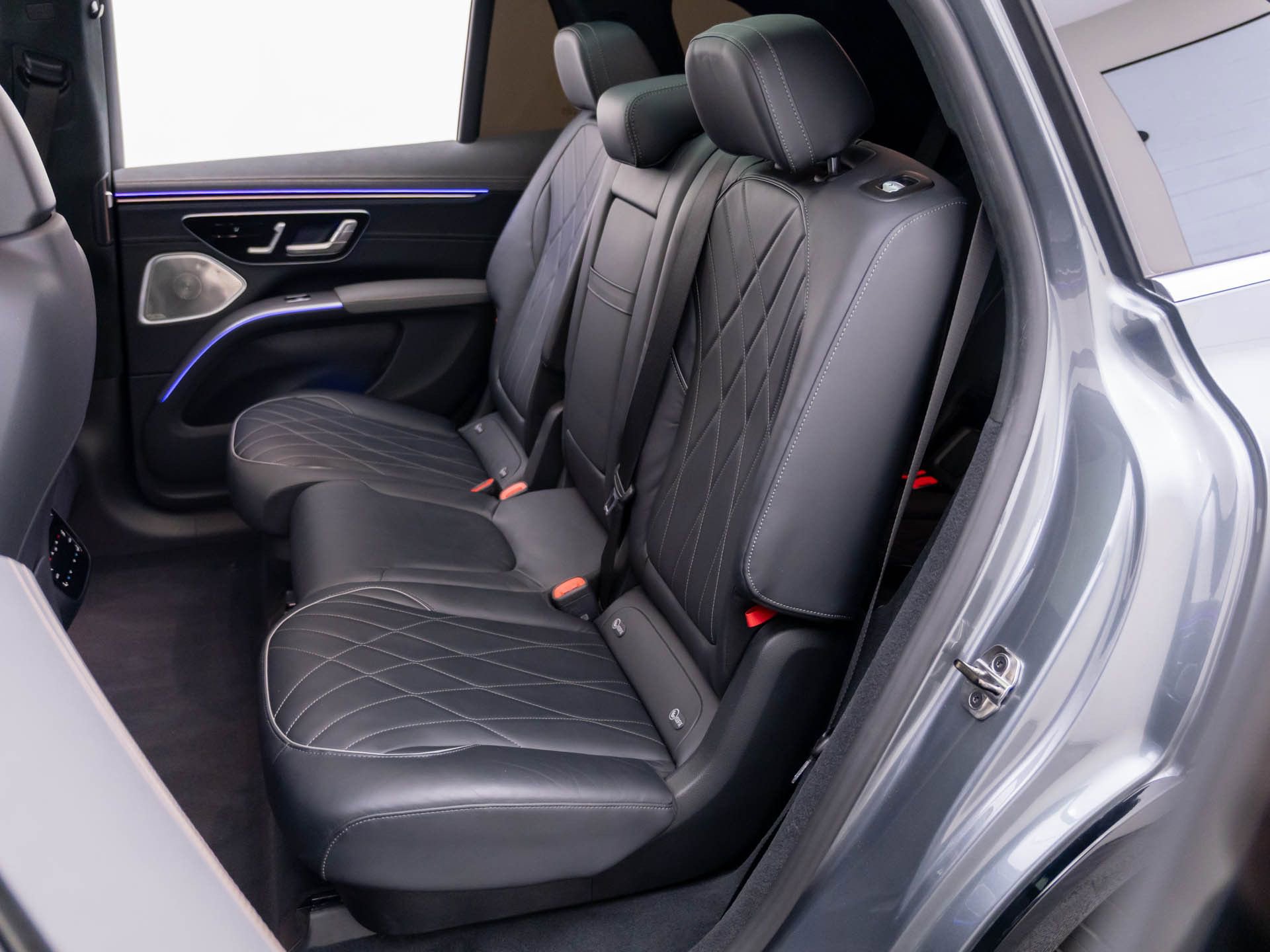 Used 2023 Mercedes-Benz EQS 580 4MATIC SUV w/ Exclusive Trim Package image 22