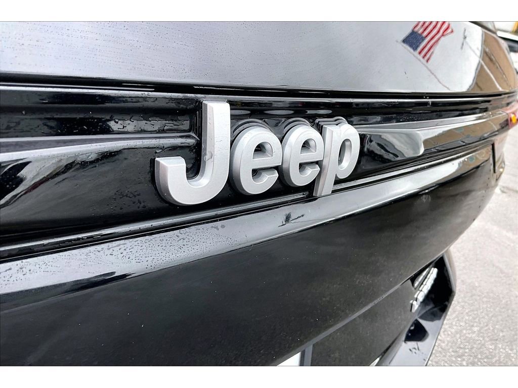 Used 2024 Jeep Grand Cherokee Laredo image 9