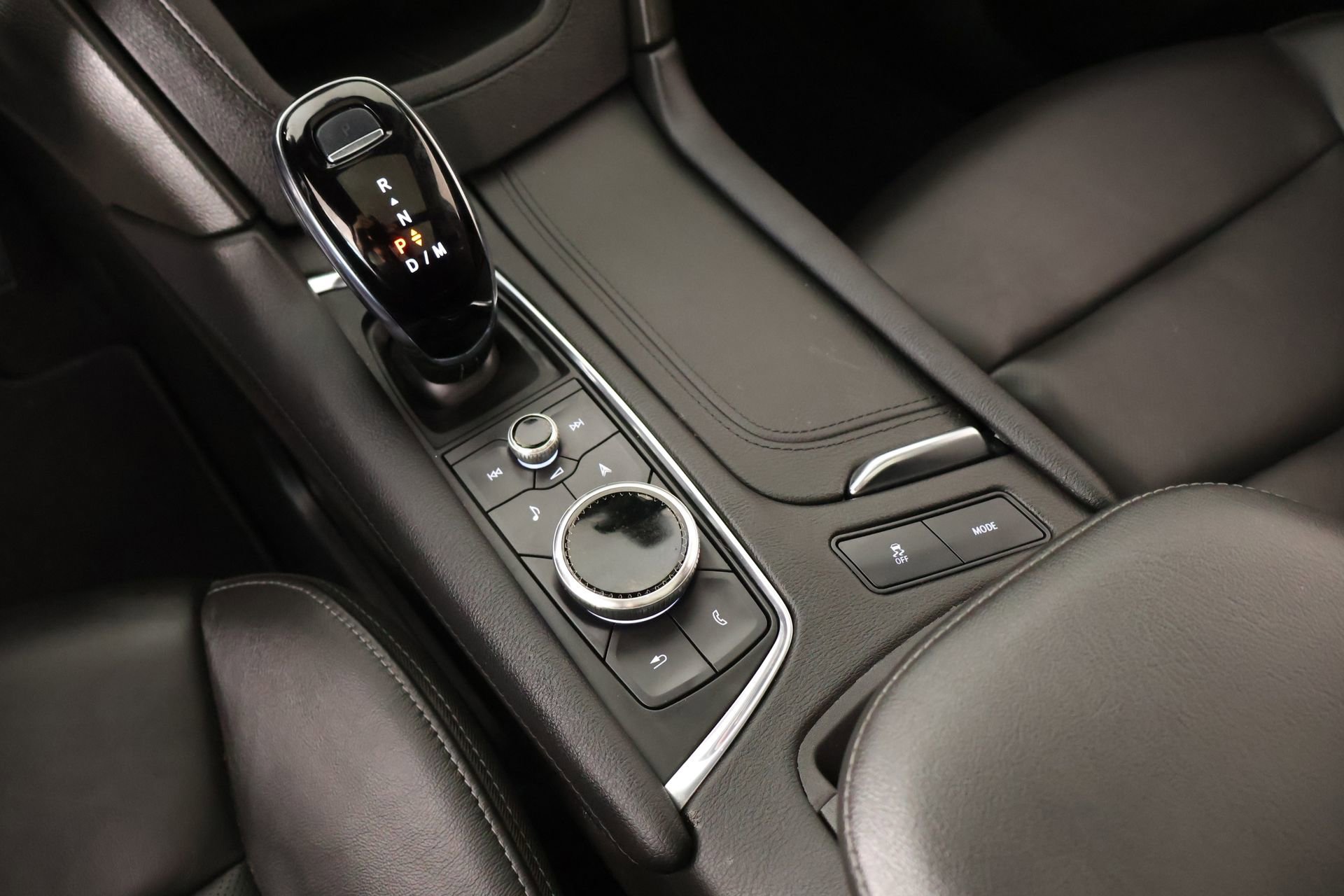 Used 2025 Cadillac XT6 Premium Luxury w/ Technology Package FWD image 8