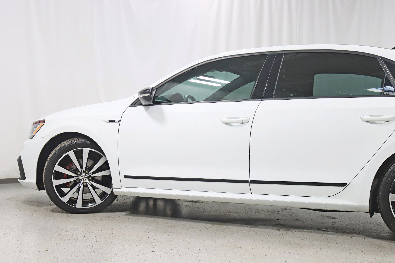 Used 2018 Volkswagen Passat 3.6 FWD image 11