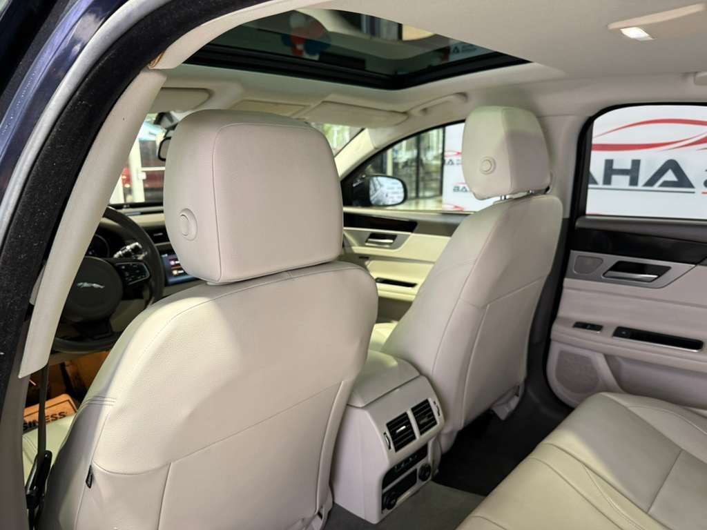 Used 2018 Jaguar XF Premium AWD/4WD image 37
