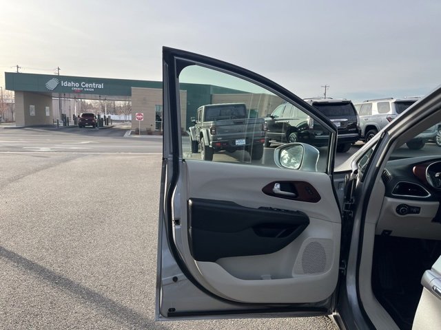 Used 2020 Chrysler Pacifica Limited image 28