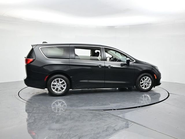 Used 2022 Chrysler Voyager LX image 2
