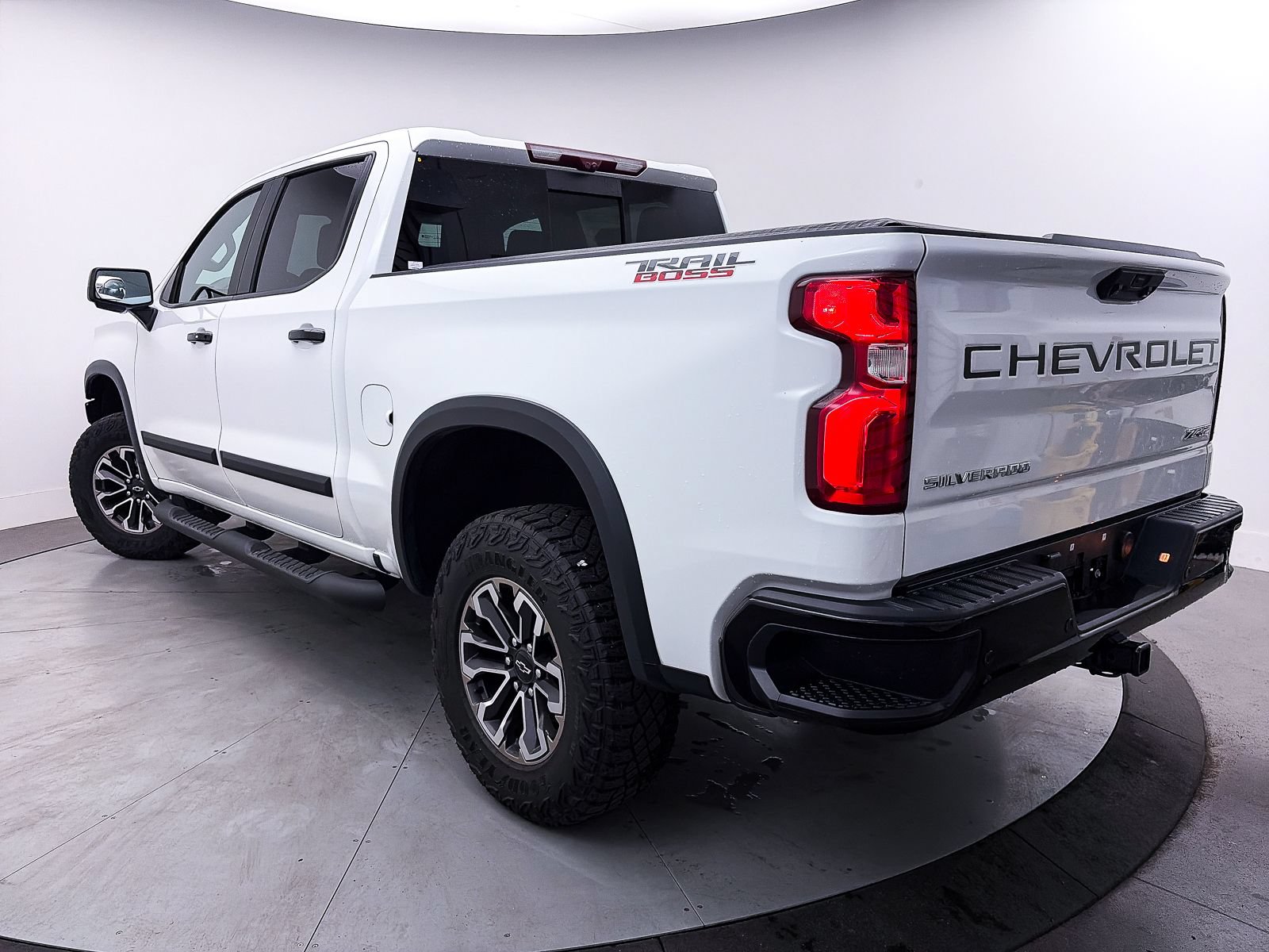 Used 2023 Chevrolet Silverado 1500 ZR2 w/ Technology Package AWD/4WD image 2