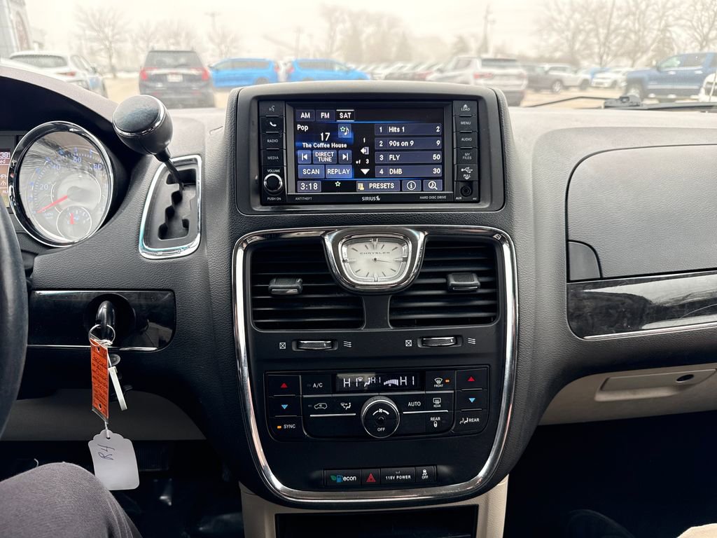 Used 2014 Chrysler Town & Country Touring image 18