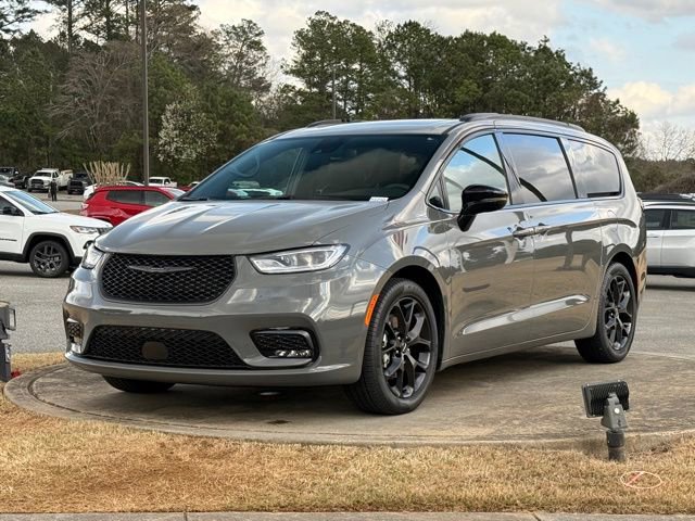 Used 2025 Chrysler Pacifica Limited image 3