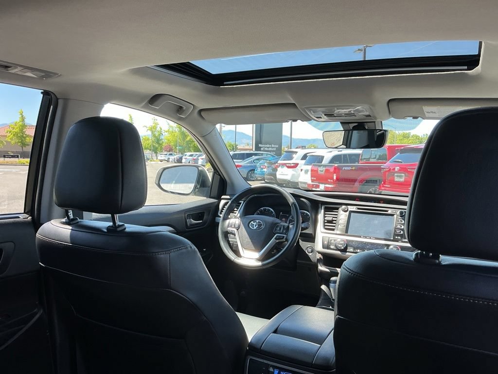 Used 2019 Toyota Highlander XLE AWD/4WD image 23