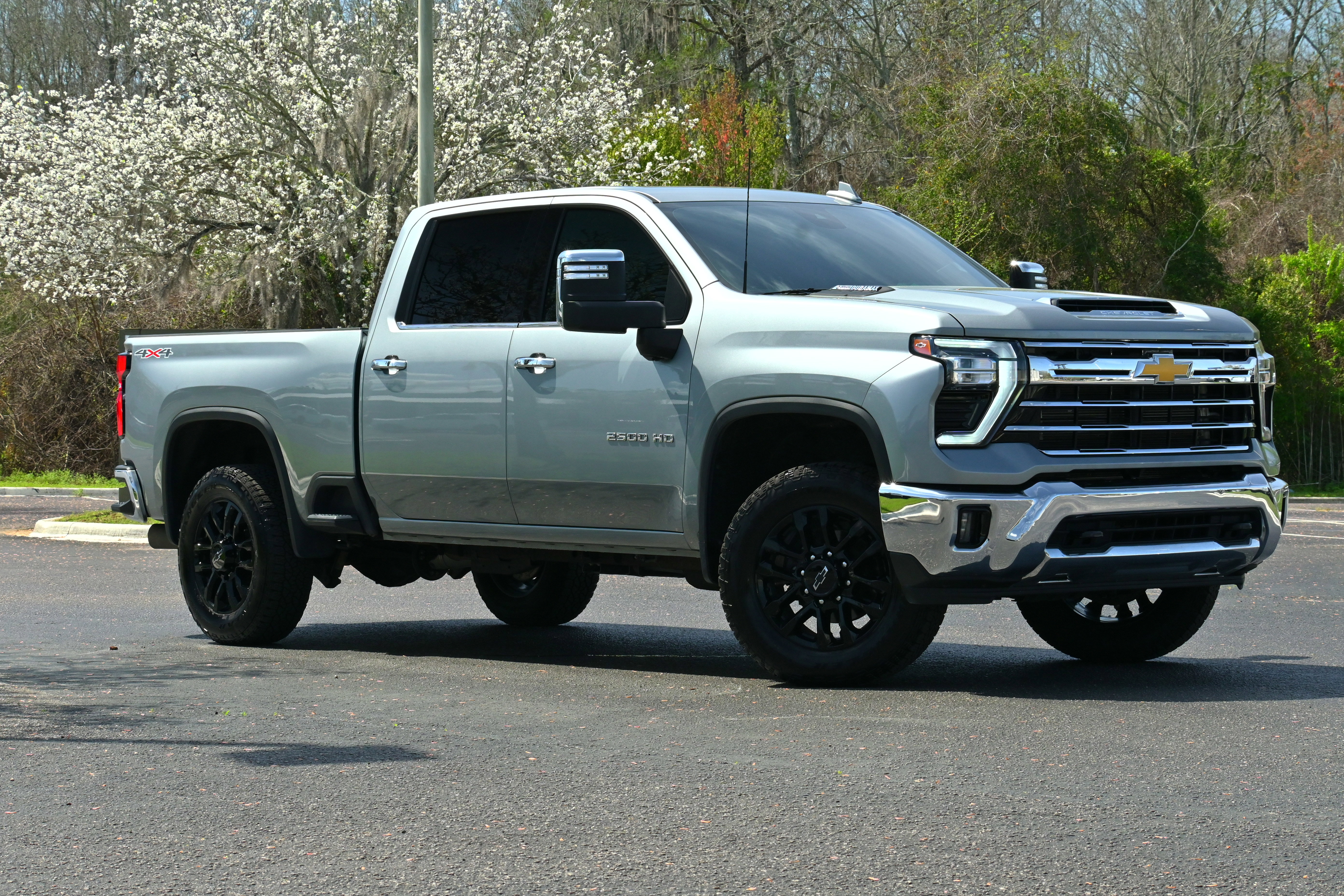 Used 2024 Chevrolet Silverado 2500 LTZ image 2